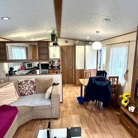 Mobil Spacieux Equipe Dans Avec Piscine Camping